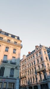 Immeubles haussmanniens de Lyon au crépuscule