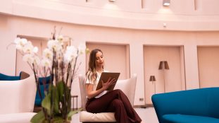 Maëva Comby, praticienne TCC, accompagnement des entrepreneurs à Lyon et en ligne