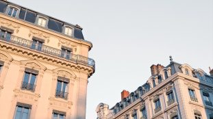 Immeubles haussmanniens de Lyon au crépuscule
