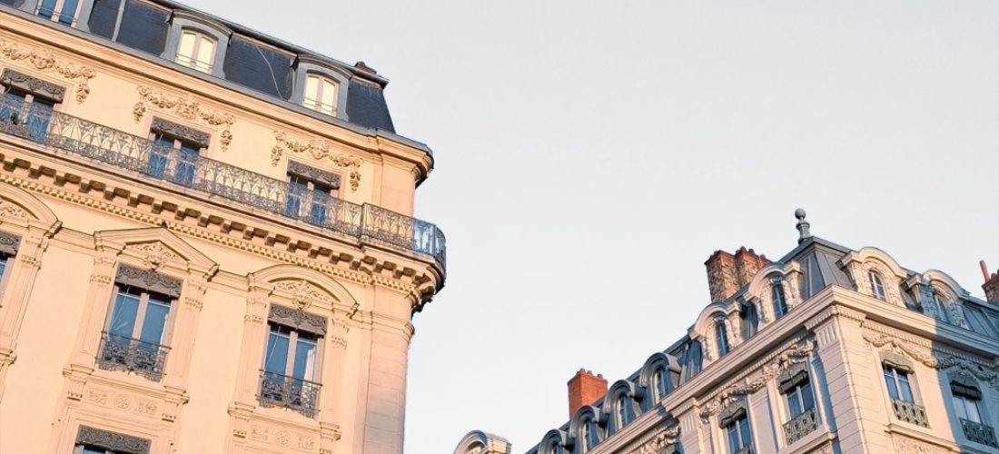 Immeubles haussmanniens de Lyon au crépuscule